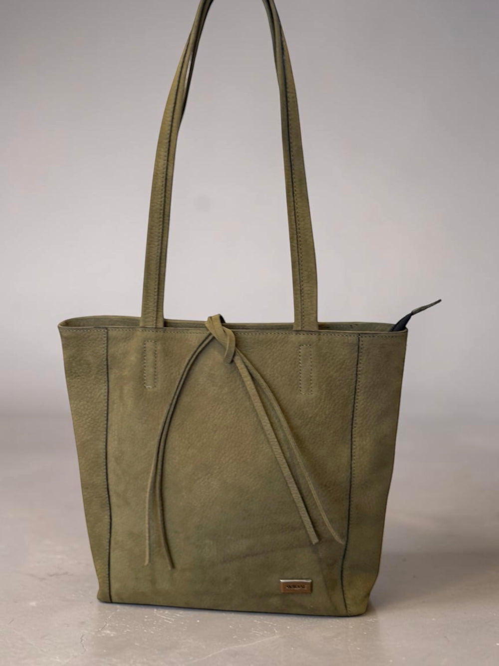 Cartera de Cuero Lazo Midi Nobuk Oliva