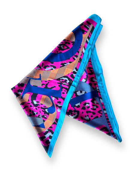 Pañuelo Animal Gráfico Fucsia 70x70 cms.