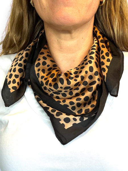 Pañuelo Cheetah Café 70x70 cms.